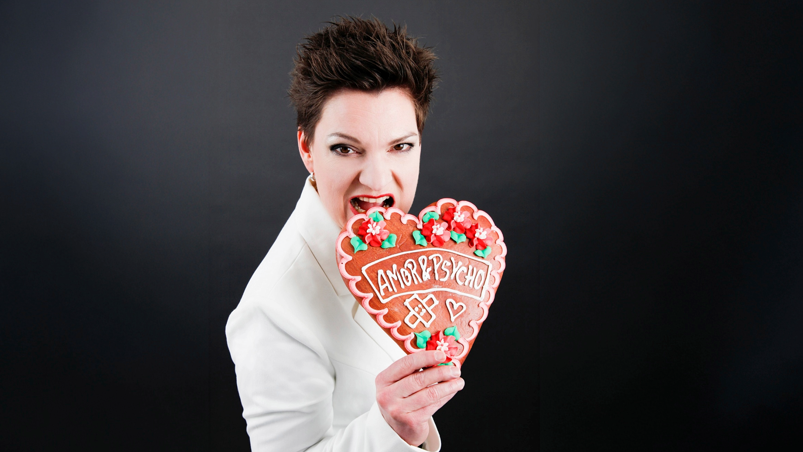 Das Kabarettprogramm eignet sich besonders für Frauentags-Events, Landfrauen-Veranstaltungen und alle Formate und Panels, die frauenrelevante Themen aufgreifen. Mit viel Humor, Musik und Haltung spricht Vanessa Maurischat über Selbstbestimmung, Beziehungen und den alltäglichen Balanceakt zwischen Anspruch und Wirklichkeit. So entsteht ein Abend, der sowohl unterhält als auch inspiriert – und sich ideal in Veranstaltungsreihen rund um den Weltfrauentag, Gleichstellungsarbeit oder kulturelle Fraueninitiativen einfügt.