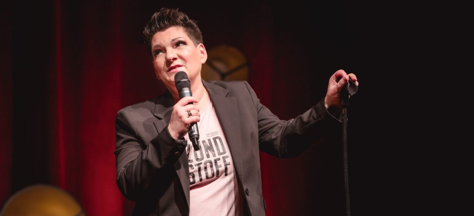 Vanessa Maurischat – Kabarett zum Frauentag Vanessa Maurischat live am Mikrofon – Kabarettprogramm zum Frauentag